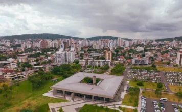 Criciúma convoca aposentados para prova de vida obrigatória Vista aérea do Paço Municipal Marcos Rovaris em Criciúma, destacando a arquitetura do prédio da prefeitura onde ocorre o recadastramento e a prova de vida dos aposentados e pensionistas municipais.