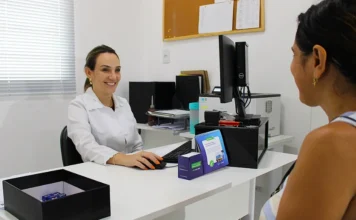 Criciúma realiza 1,8 mil preventivos no Março Roxo Profissional de saúde sorridente realiza atendimento médico em consultório de uma UBS em Criciúma, representando a mobilização para exames preventivos e mamografias da campanha Março Roxo.