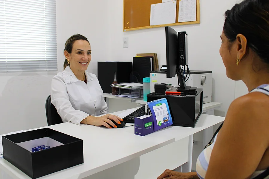 Criciúma realiza 1,8 mil preventivos no Março Roxo Profissional de saúde sorridente realiza atendimento médico em consultório de uma UBS em Criciúma, representando a mobilização para exames preventivos e mamografias da campanha Março Roxo.