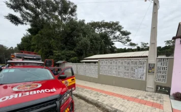 Princípio de incêndio deixa kitnets sem energia em Criciúma Viatura Nissan Frontier do Corpo de Bombeiros de Santa Catarina (CBMSC) estacionada em frente a residência durante atendimento de incêndio em kitnet no bairro Primeira Linha, em Criciúma.