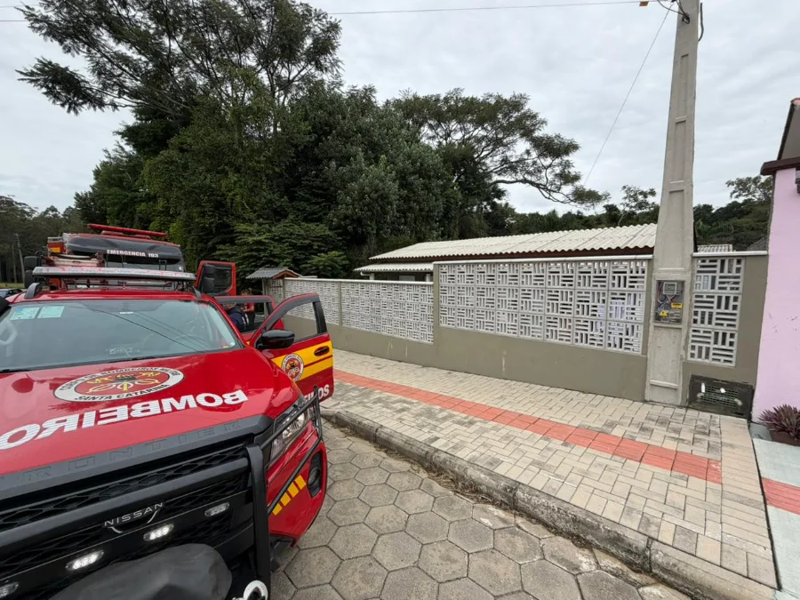 Viatura Nissan Frontier do Corpo de Bombeiros de Santa Catarina (CBMSC) estacionada em frente a residência durante atendimento de incêndio em kitnet no bairro Primeira Linha, em Criciúma.