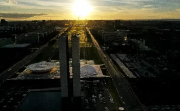 Debandada ministerial: 17 nomes deixam o governo Lula Vista aérea panorâmica da Esplanada dos Ministérios em Brasília, exibindo os blocos administrativos do Governo Federal em alinhamento. A imagem ilustra o centro do poder político durante a debandada de abril de 2026, quando 17 dos 38 ministros do governo Lula deixaram seus cargos para disputar as eleições de outubro. Relevante para buscas sobre reforma ministerial, governo Lula e desincompatibilização eleitoral na Esplanada.