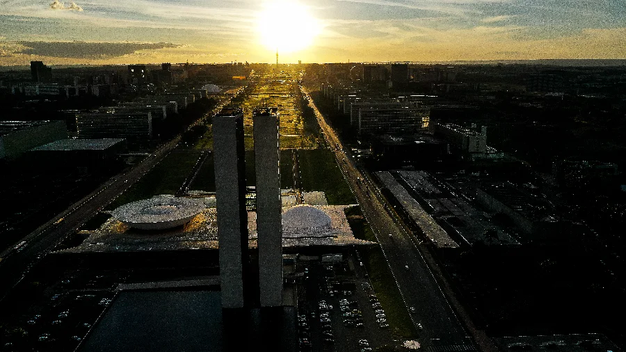Vista aérea panorâmica da Esplanada dos Ministérios em Brasília, exibindo os blocos administrativos do Governo Federal em alinhamento. A imagem ilustra o centro do poder político durante a debandada de abril de 2026, quando 17 dos 38 ministros do governo Lula deixaram seus cargos para disputar as eleições de outubro. Relevante para buscas sobre reforma ministerial, governo Lula e desincompatibilização eleitoral na Esplanada.
