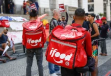 Decisão unânime isenta iFood de pagar dívida a entregador Entregadores do iFood com mochilas térmicas vermelhas em destaque, representando a categoria de trabalhadores de aplicativos em meio a discussões sobre vínculo empregatício e decisões do TST.