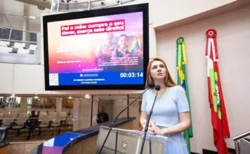 Deputada defende lei de autonomia dos pais na Alesc Deputada Ana Campagnolo discursa no plenário da Alesc sobre a Lei 19.776/2026 e a autonomia dos pais na educação sexual escolar em Santa Catarina.