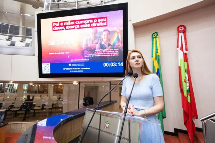 Deputada defende lei de autonomia dos pais na Alesc Deputada Ana Campagnolo discursa no plenário da Alesc sobre a Lei 19.776/2026 e a autonomia dos pais na educação sexual escolar em Santa Catarina.