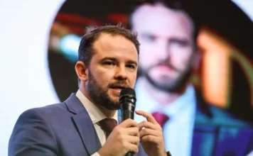 Durigan bloqueia R$ 1,6 bi e enfrenta desafio fiscal Dario Durigan, ministro da Fazenda, fala ao microfone durante pronunciamento oficial sobre a gestão das contas públicas e os desafios do orçamento federal.