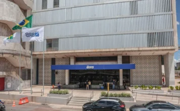 Empresários de Brasília ocultaram venda de ações do BRB Fachada de uma unidade do Banco de Brasília (BRB) em Brasília. A instituição financeira é mencionada em um relatório de auditoria que aponta irregularidades e ocultação na venda de ações para o Banco Master.