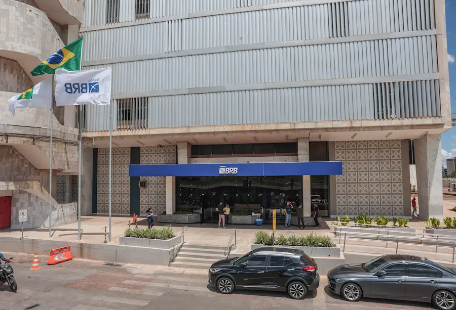 Fachada de uma unidade do Banco de Brasília (BRB) em Brasília. A instituição financeira é mencionada em um relatório de auditoria que aponta irregularidades e ocultação na venda de ações para o Banco Master.