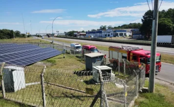 Equipamento solar sofre incêndio e vandalismo em Criciúma Caminhão do Corpo de Bombeiros e ambulância estacionados ao lado de usina de painéis solares atingida por incêndio e vandalismo em Criciúma, às margens de uma rodovia.
