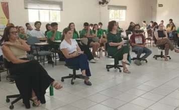 Escola em Santa Rosa do Sul promove Café da Inclusão Reunião sobre inclusão escolar na EEB João dos Santos Areão em Santa Rosa do Sul, mostrando alunos e profissionais sentados em auditório durante palestra sobre educação especial.