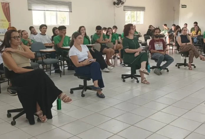 Escola em Santa Rosa do Sul promove Café da Inclusão Reunião sobre inclusão escolar na EEB João dos Santos Areão em Santa Rosa do Sul, mostrando alunos e profissionais sentados em auditório durante palestra sobre educação especial.