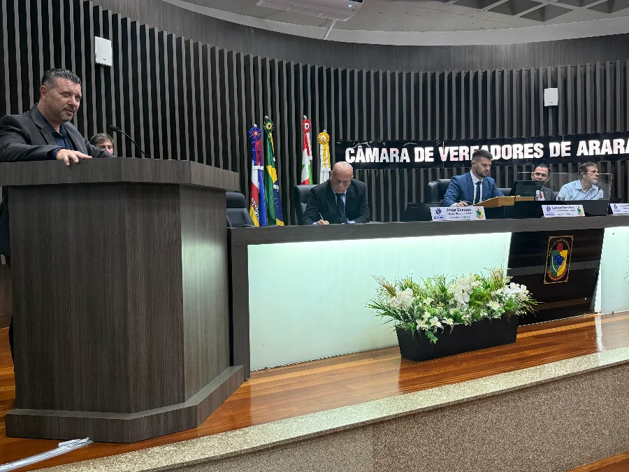 Procurador da FAMA, Carlos Saturnino Soares Júnior, discursa na tribuna da Câmara de Vereadores de Araranguá sobre a retomada do licenciamento ambiental e alvarás no Morro dos Conventos.