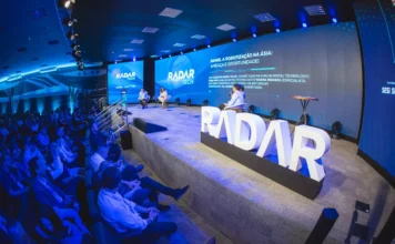 FIESC: Tecnologia é vital para a indústria catarinense Público assiste ao painel sobre robotização na Ásia durante o evento Radar Tech da FIESC em Florianópolis, destacando a modernização da indústria catarinense e o debate sobre tecnologias emergentes.