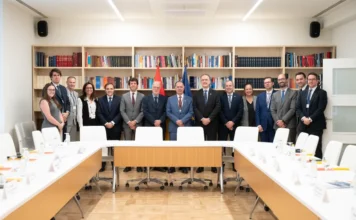 FIESC busca novos negócios e investimentos na Espanha Comitiva da FIESC, liderada pelo presidente Gilberto Seleme, reunida com representantes espanhóis em Madri durante missão empresarial para fortalecer a internacionalização e parcerias da indústria de Santa Catarina.