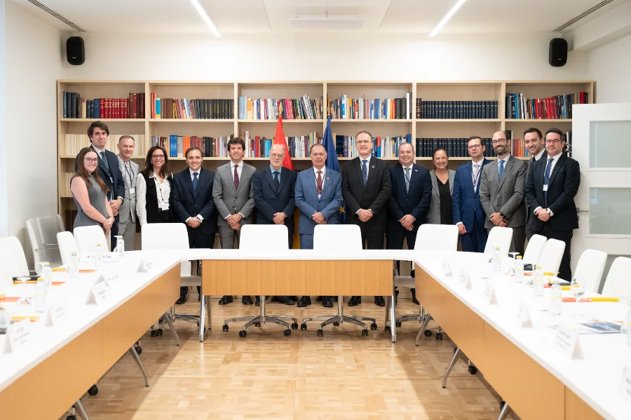 Comitiva da FIESC, liderada pelo presidente Gilberto Seleme, reunida com representantes espanhóis em Madri durante missão empresarial para fortalecer a internacionalização e parcerias da indústria de Santa Catarina.