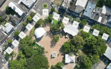 Festa em Araranguá altera trânsito a partir de quinta-feira Vista aérea da região central de Araranguá com marcações de infraestrutura e tendas para a Festa em Honra a Nossa Senhora Mãe dos Homens, detalhando o planejamento da área de interdição.