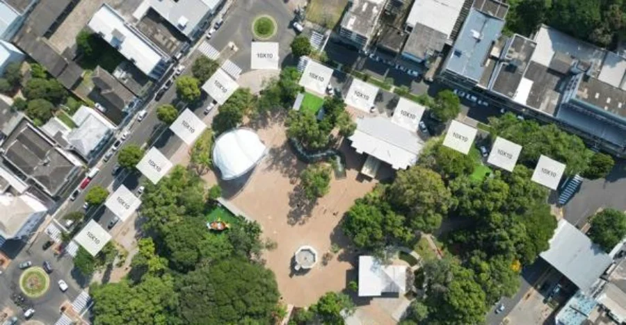 Vista aérea da região central de Araranguá com marcações de infraestrutura e tendas para a Festa em Honra a Nossa Senhora Mãe dos Homens, detalhando o planejamento da área de interdição.