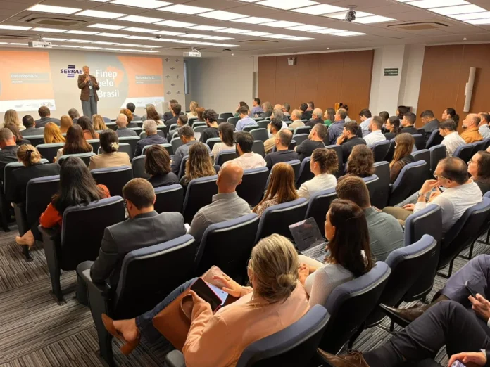 Finep apresenta R$ 3,3 bi para inovação em SC Micheli Poli Silva, vice-presidente da regional Sudeste da Fiesc, discursa sobre crédito e financiamento à inovação para empresários durante o programa Finep pelo Brasil na sede do Sebrae/SC em Florianópolis.