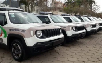 Homem é detido por violência doméstica no Arroio do Silva Fileira de viaturas modelo Jeep Renegade da Polícia Militar de Santa Catarina (PMSC), brancas com faixas laterais cinza e brasão estadual, alinhadas em um pátio de paralelepípedos em uma área urbana. Veículos policiais do mesmo tipo e corporação envolvidos no atendimento da ocorrência de violência doméstica no Jardim Atlântico, Balneário Arroio do Silva, e condução à Central de Polícia em Araranguá.