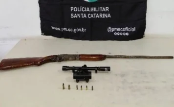 Homem é preso em Sombrio por ameaça e posse de arma Espingarda calibre 36, luneta e munições de diversos calibres apreendidas pela Polícia Militar de Santa Catarina (PMSC) em Sombrio, após ocorrência de ameaça e posse ilegal de arma de fogo.