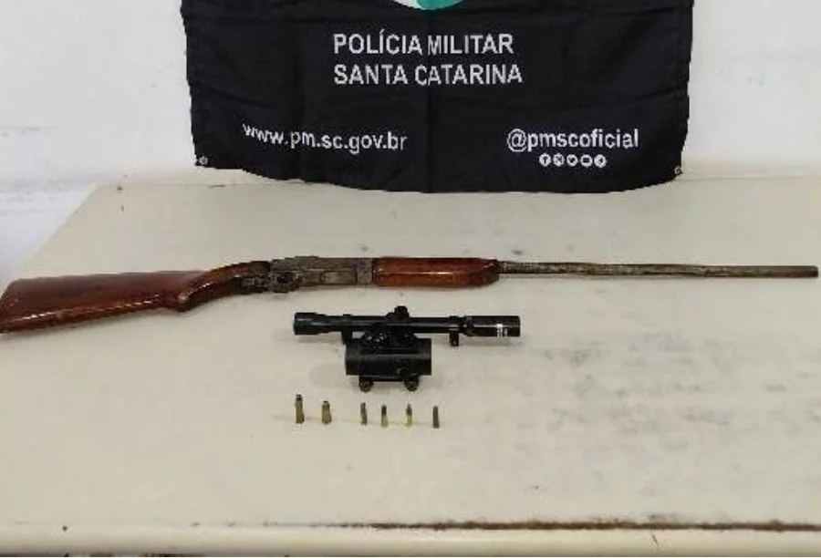 Espingarda calibre 36, luneta e munições de diversos calibres apreendidas pela Polícia Militar de Santa Catarina (PMSC) em Sombrio, após ocorrência de ameaça e posse ilegal de arma de fogo.
