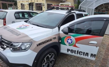 Homem é preso por disparos de arma de fogo em Criciúma Viatura da Polícia Militar de Santa Catarina (PMSC) estacionada em via pública durante atendimento de ocorrência policial em Criciúma. O veículo, um modelo Renault Duster, exibe a padronização oficial da corporação.