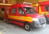 Ambulância do Corpo de Bombeiros Militar de Santa Catarina (CBMSC) estacionada em quartel, modelo utilizado para atendimento de ocorrências de acidentes de trabalho e quedas em Jaguaruna.
