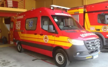 Homem fica ferido após cair de telhado em Jaguaruna Ambulância do Corpo de Bombeiros Militar de Santa Catarina (CBMSC) estacionada em quartel, modelo utilizado para atendimento de ocorrências de acidentes de trabalho e quedas em Jaguaruna.