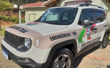 Homem morre após tentar invadir residência no Arroio Viatura da Polícia Militar de Santa Catarina (PMSC) estacionada. Veículo oficial utilizado no patrulhamento e atendimento de ocorrências, como o homicídio registrado no bairro Jardim Atlântico, em Balneário Arroio do Silva.