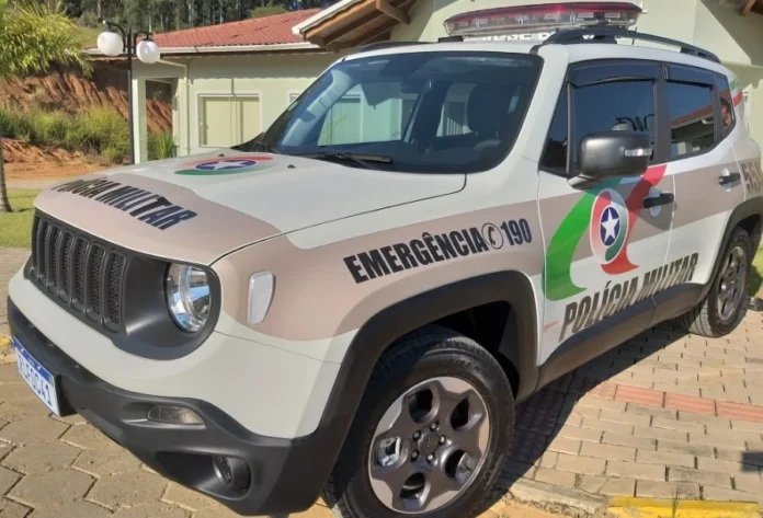 Homem morre após tentar invadir residência no Arroio Viatura da Polícia Militar de Santa Catarina (PMSC) estacionada. Veículo oficial utilizado no patrulhamento e atendimento de ocorrências, como o homicídio registrado no bairro Jardim Atlântico, em Balneário Arroio do Silva.