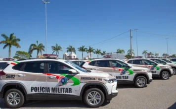 Homem morre atingido por próprio carro no Balneário Rincão Viaturas da Polícia Militar de Santa Catarina (PMSC) enfileiradas em pátio externo. Imagem ilustrativa para notícias sobre ocorrências policiais e acidentes de trânsito no Balneário Rincão e região Sul catarinense.