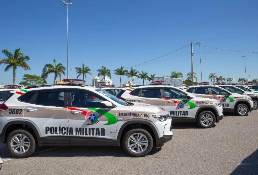 Viaturas da Polícia Militar de Santa Catarina (PMSC) enfileiradas em pátio externo. Imagem ilustrativa para notícias sobre ocorrências policiais e acidentes de trânsito no Balneário Rincão e região Sul catarinense.