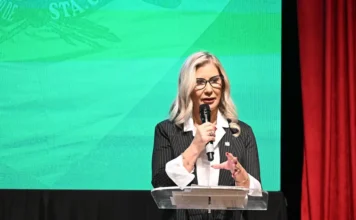 Luciane Ceretta recebe título em Araranguá Posse de Luciane Ceretta como Secretária de Educação em SC