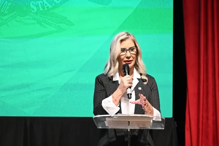 Luciane Ceretta recebe título em Araranguá Posse de Luciane Ceretta como Secretária de Educação em SC