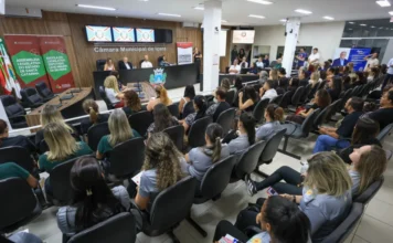 Içara debate inclusão e apoio a famílias de PCDs Público lota o plenário da Câmara Municipal de Içara durante o Ciclo de Encontros sobre inclusão e acolhimento de pessoas com deficiência, promovido pela Comissão de Defesa dos Direitos da Pessoa com Deficiência da Alesc.