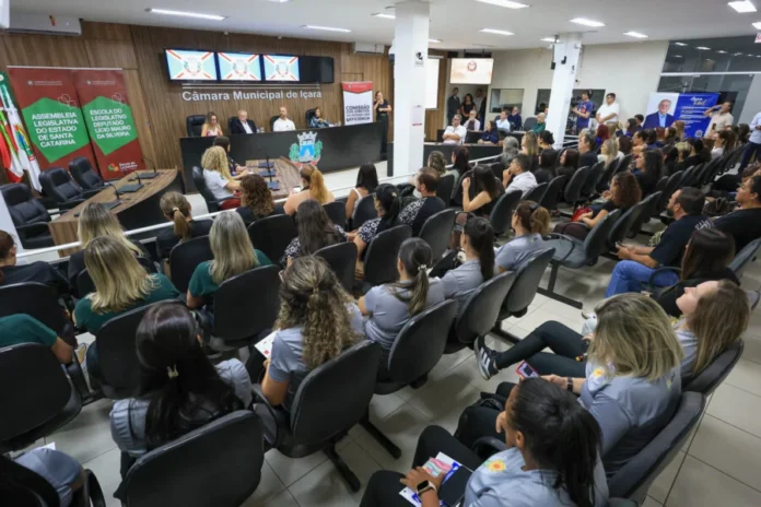 Içara debate inclusão e apoio a famílias de PCDs Público lota o plenário da Câmara Municipal de Içara durante o Ciclo de Encontros sobre inclusão e acolhimento de pessoas com deficiência, promovido pela Comissão de Defesa dos Direitos da Pessoa com Deficiência da Alesc.