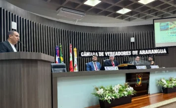 Igreja Quadrangular promove ação social em Araranguá Reverendo Luiz Carlos Macedo discursa na tribuna da Câmara de Vereadores de Araranguá apresentando o Projeto Lucas, ação social da Igreja Quadrangular que oferece atendimento odontológico e serviços de saúde gratuitos para a comunidade.