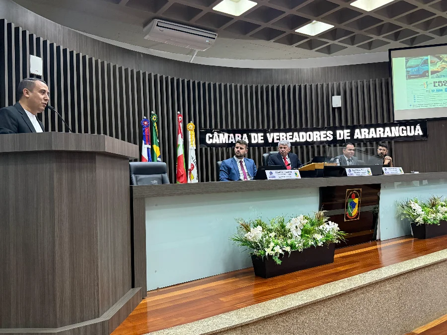 Igreja Quadrangular promove ação social em Araranguá Reverendo Luiz Carlos Macedo discursa na tribuna da Câmara de Vereadores de Araranguá apresentando o Projeto Lucas, ação social da Igreja Quadrangular que oferece atendimento odontológico e serviços de saúde gratuitos para a comunidade.