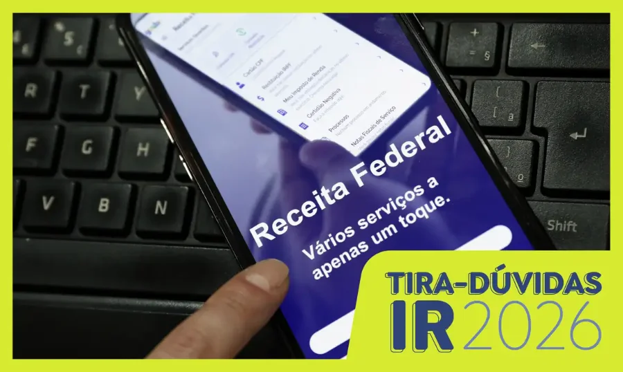 Pessoa acessando o aplicativo da Receita Federal no smartphone, exibindo opções como 