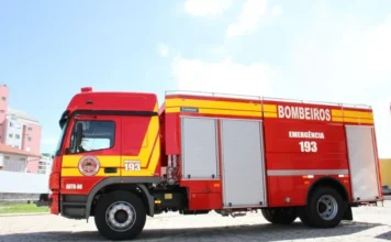 Incêndio atinge casa em Passo de Torres após churrasco Caminhão de combate a incêndio do Corpo de Bombeiros Militar de Santa Catarina (CBMSC) estacionado, ilustrando o atendimento a ocorrências de fogo em residências em Passo de Torres.