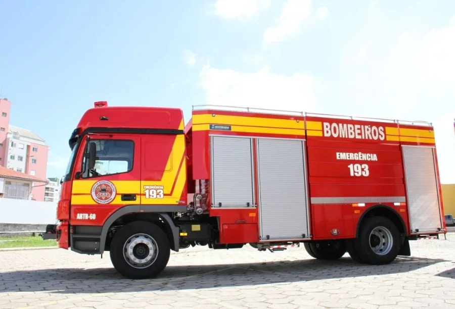 Caminhão de combate a incêndio do Corpo de Bombeiros Militar de Santa Catarina (CBMSC) estacionado, ilustrando o atendimento a ocorrências de fogo em residências em Passo de Torres.