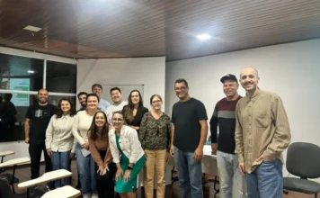 Integratur cria novos city tours em Lauro Müller e Treviso Grupo de participantes e organizadores reunidos em sala durante oficina do projeto Integratur, da Unesc e Amrec, para o desenvolvimento de city tours e roteiros turísticos na região carbonífera.