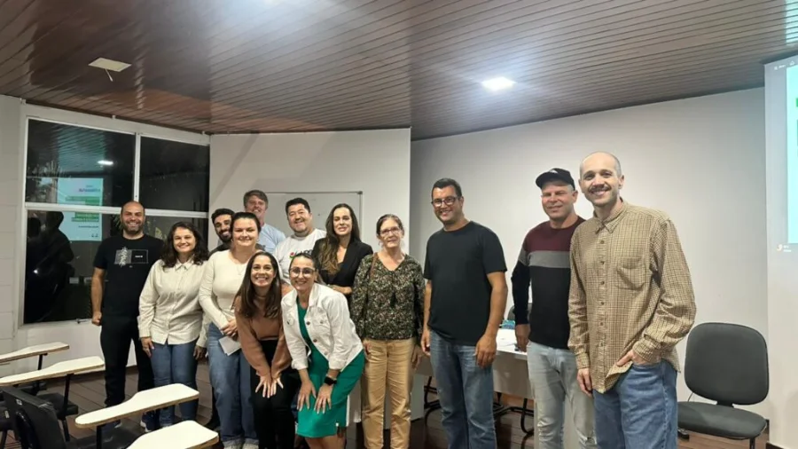 Grupo de participantes e organizadores reunidos em sala durante oficina do projeto Integratur, da Unesc e Amrec, para o desenvolvimento de city tours e roteiros turísticos na região carbonífera.