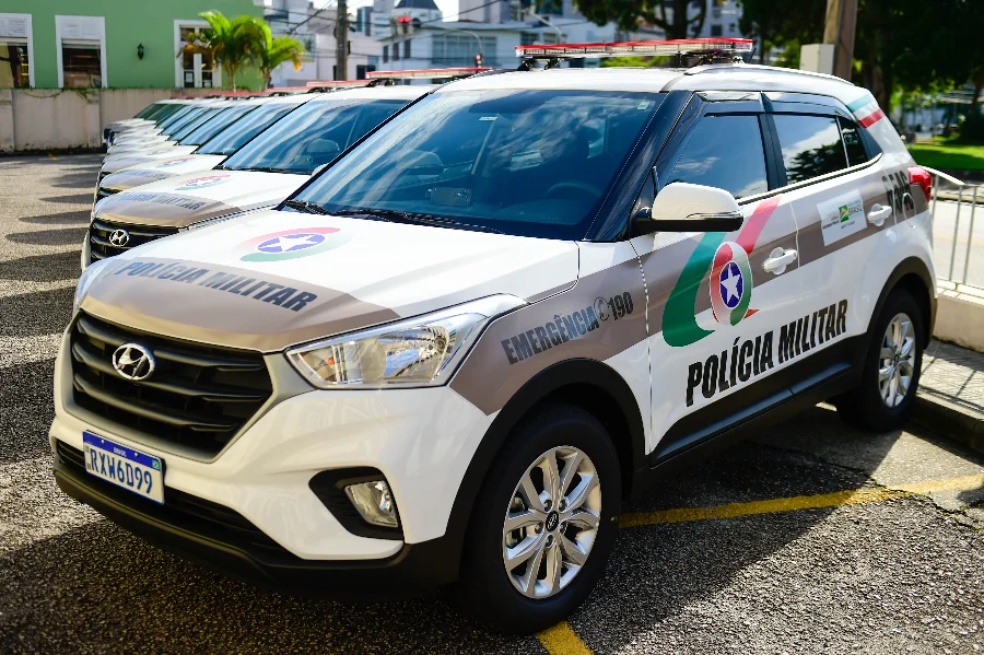 Invasão por ciúmes termina com prisão em Balneário Gaivota Viatura da Polícia Militar de Santa Catarina (PMSC) modelo Hyundai Creta estacionada, representando a frota utilizada em operações de segurança e prisões em Balneário Gaivota.