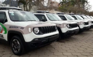 Irmãos são presos após briga e desacato em Araranguá Fileira de viaturas da Polícia Militar de Santa Catarina (PMSC) estacionadas em pátio. Veículos oficiais do modelo Jeep Renegade com adesivagem de emergência 190, representando a atuação policial em ocorrências de lesão corporal e desacato em Araranguá.