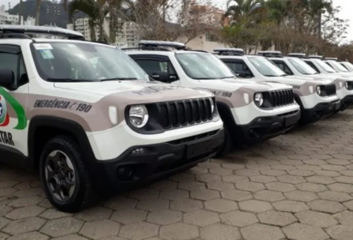 Irmãos são presos após briga e desacato em Araranguá Fileira de viaturas da Polícia Militar de Santa Catarina (PMSC) estacionadas em pátio. Veículos oficiais do modelo Jeep Renegade com adesivagem de emergência 190, representando a atuação policial em ocorrências de lesão corporal e desacato em Araranguá.