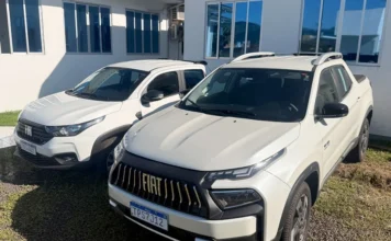 Jacinto Machado investe R$ 300 mil em veículos para a Saúde Novos veículos Fiat Toro e Fiat Strada brancos adquiridos pela Secretaria de Saúde de Jacinto Machado para reforço da Atenção Básica, estacionados em frente ao prédio municipal.