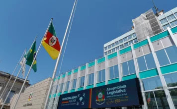 Janela partidária muda bancadas no Rio Grande do Sul Fachada da Assembleia Legislativa do Rio Grande do Sul (ALRS) em Porto Alegre, com foco nas bandeiras e painel digital dos 190 anos da instituição. Imagem ilustra o cenário político gaúcho durante as trocas de bancadas na janela partidária de 2026.