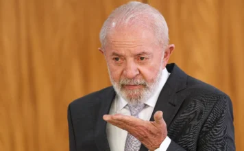 Lula anuncia escola nacional de hip-hop com R$ 50 milhões O presidente Luiz Inácio Lula da Silva gesticula durante fala oficial; imagem ilustrativa para o anúncio do investimento de R$ 50 milhões na educação.